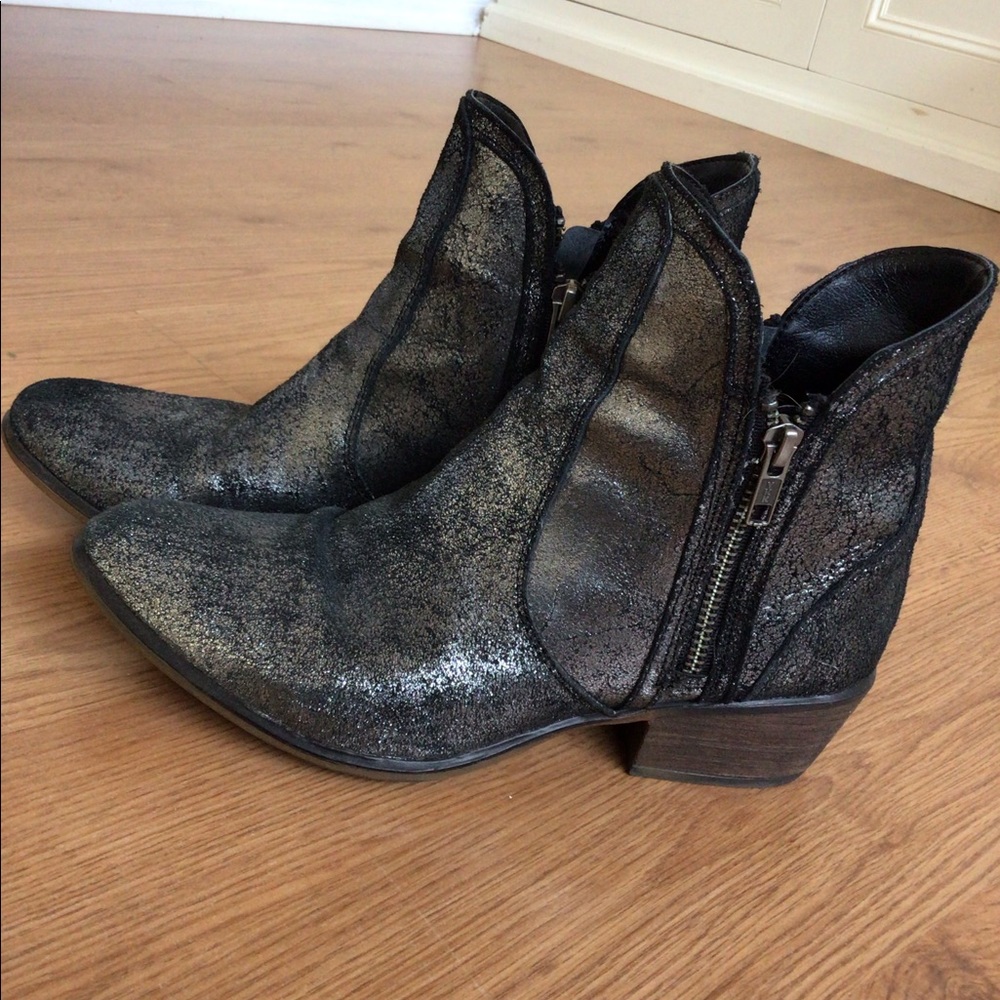 Rare Steve Madden Zipstr silver metallic boot - 8
